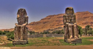 Колоссы Мемнона в Египте
