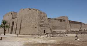 Мединет-Абу (поминальный храм Рамсеса III)