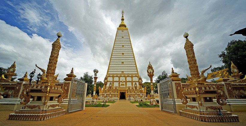 Храм Wat Phra That Nong Bua в Убонратчатхани