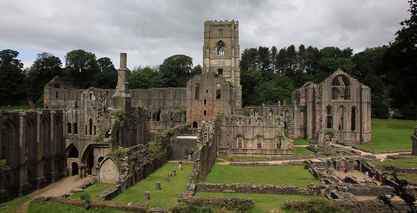 Руины Фаунтинского аббатства в Англии