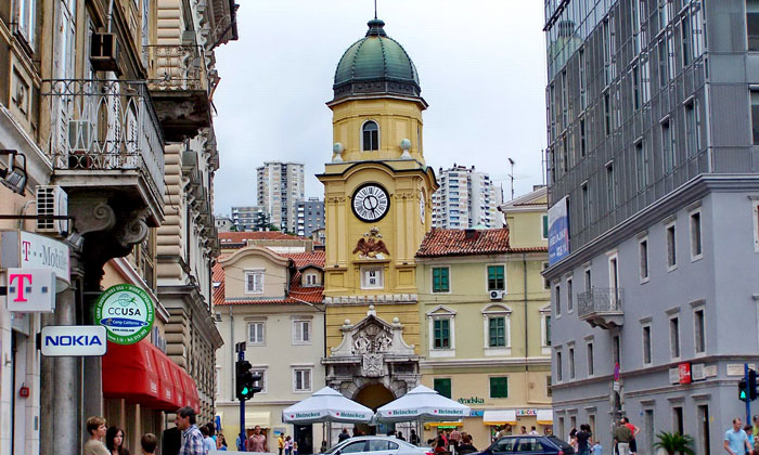 Городская башня с часами в Риеке