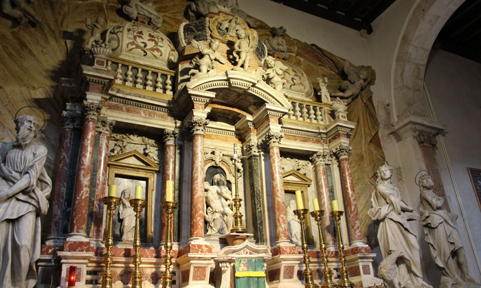 Внутри собора Святой Анастасии в Задаре