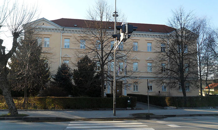 Здание гимназии Карловаца