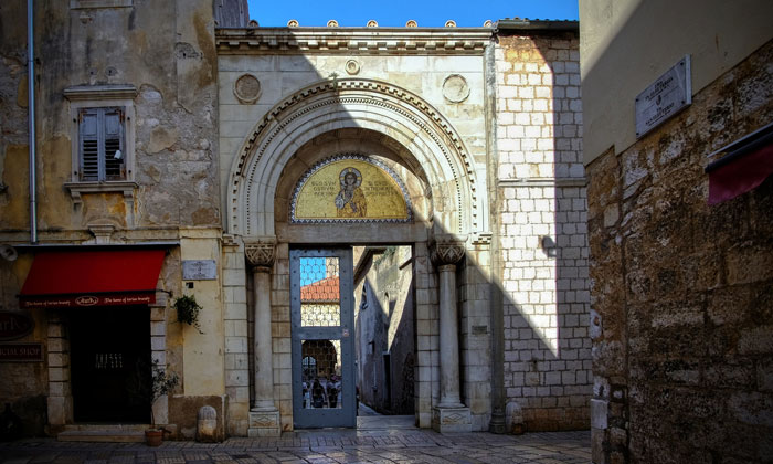 Главный вход в Евфразиеву базилику Пореча