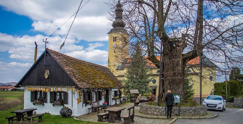 Галерея липа и церковь Святого Георгия в деревне Горня-Стубица