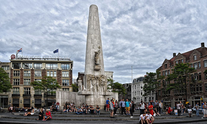 Национальный монумент (площадь Дам) в Амстердаме