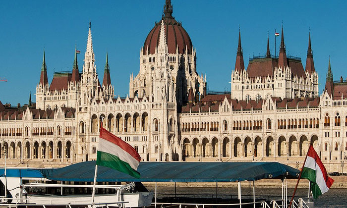 Флаг Венгрии (здание парламента в Будапеште)