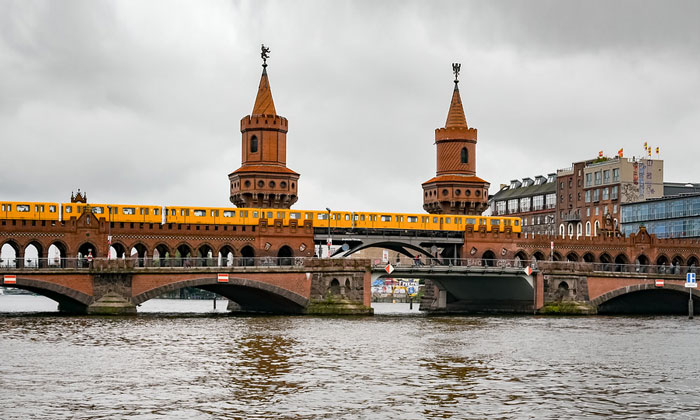 Мост Обербаумбрюкке в Берлине