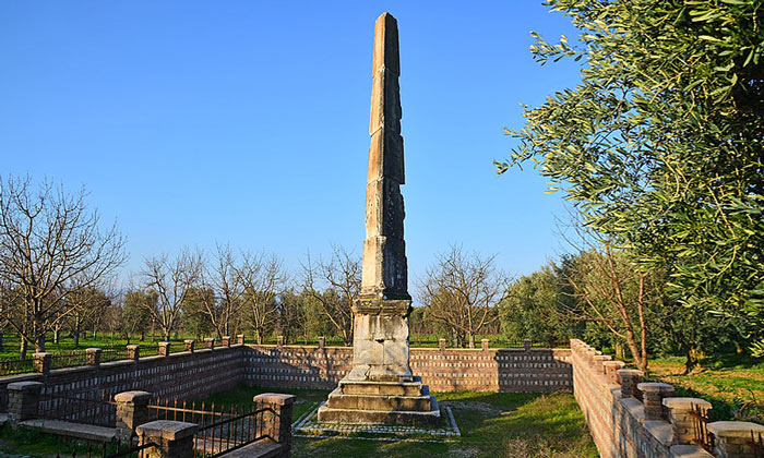 Античный обелиск в Изнике