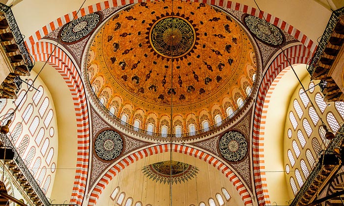 Внутренний интерьер мечети Сулеймание в Стамбуле