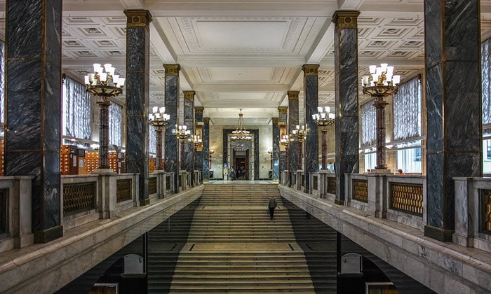 Парадная лестница Государственной библиотеки в Москве