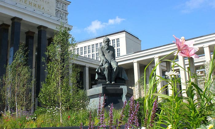 Памятник Достоевскому (РГБ) в Москве