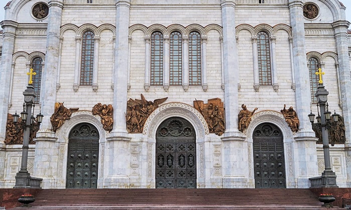 Ворота храма Христа Спасителя в Москве