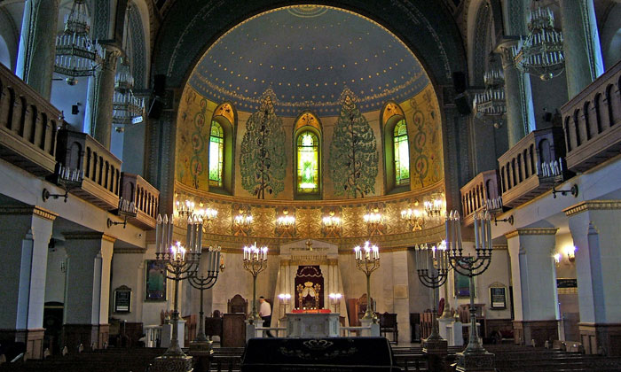 Внутри Хоральной синагоги Москвы