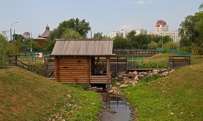 Водяная мельница на реке Жуже в Москве