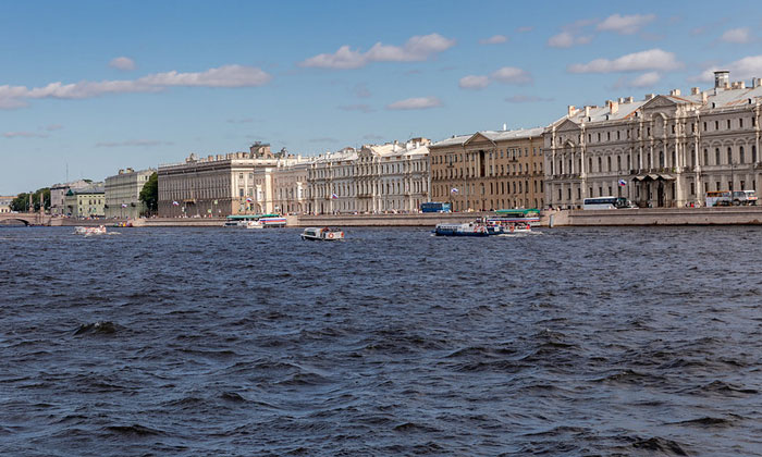 Дворцовая набережная в Санкт-Петербурге