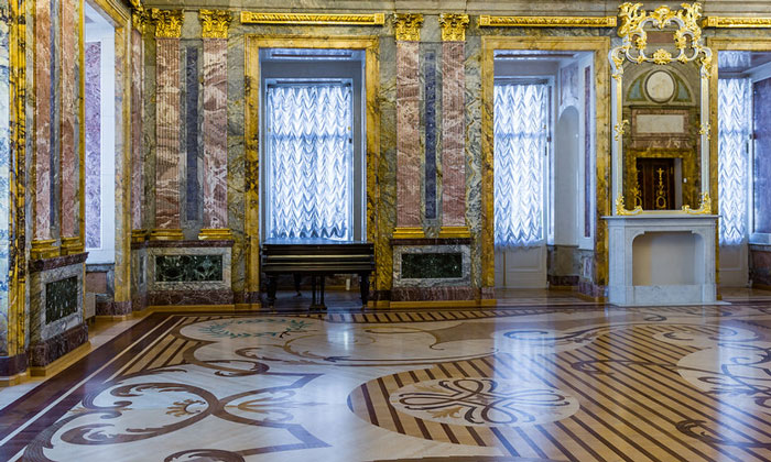 Интерьер Мраморного дворца в Санкт-Петербурге