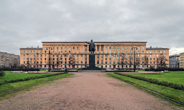 Кировская площадь в Санкт-Петербурге