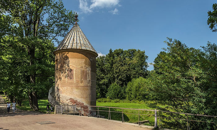 Пиль-башня в Павловском парке