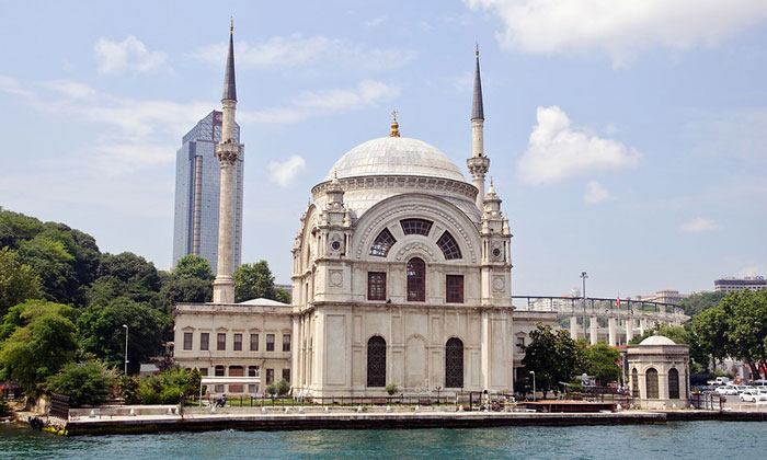 Мечеть Долмабахче в Стамбуле