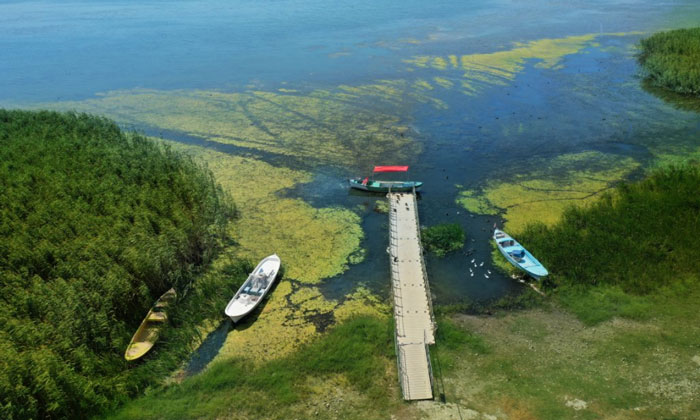 Пирс озера Улубат в Турции