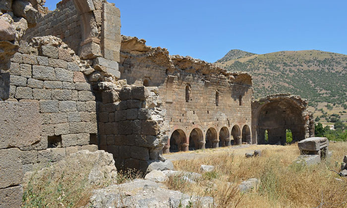 Руины церкви Маден Шехира в Турции
