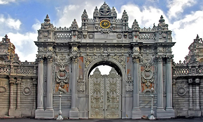 Ворота дворца Долмабахче в Стамбуле