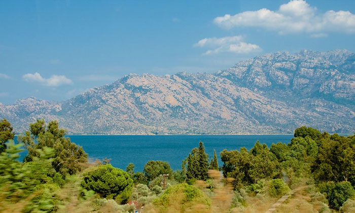 Озеро Бафа и гора Латмос в Турции