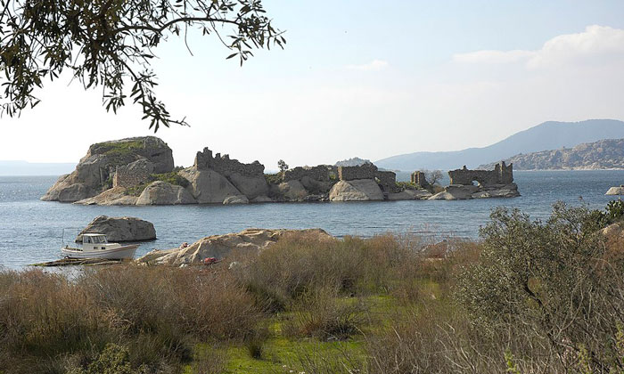 Руины островного монастыря Гераклеи в Турции