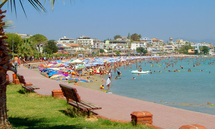 Набережная и пляж Алтынкума в Турции