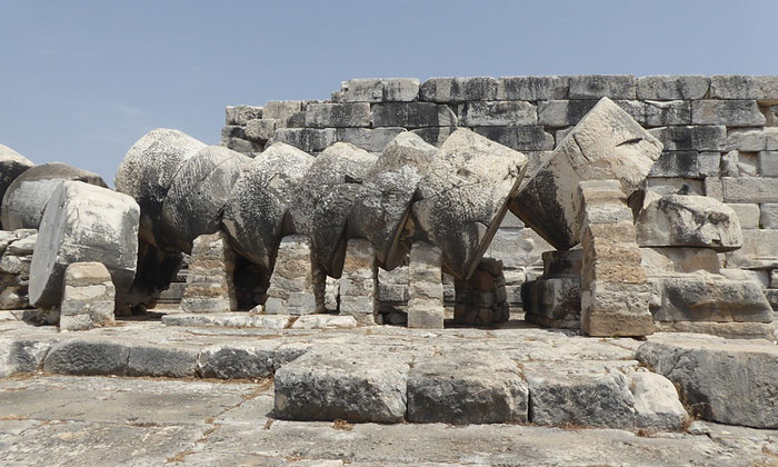 Обрушенная колонна (храм Аполлона) в Турции
