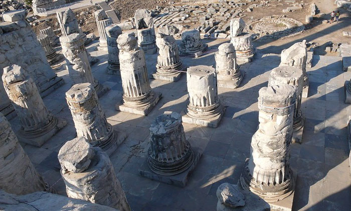 Остатки колонн (храм Аполлона) в Турции
