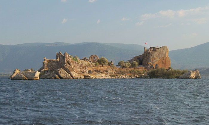 Остров Капыкыры (озеро Бафа) в Турции