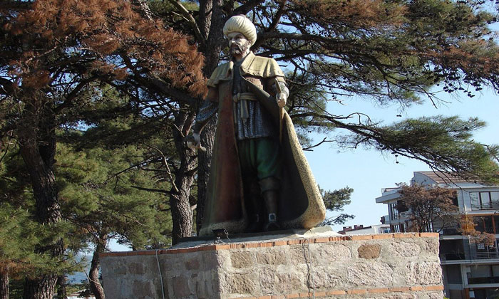 Статуя Хайреддина Барбароссы в Айваджике