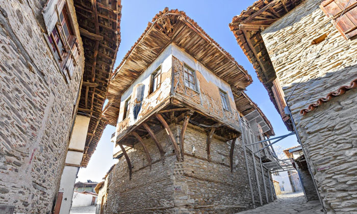 Дома деревни Бирги в Турции