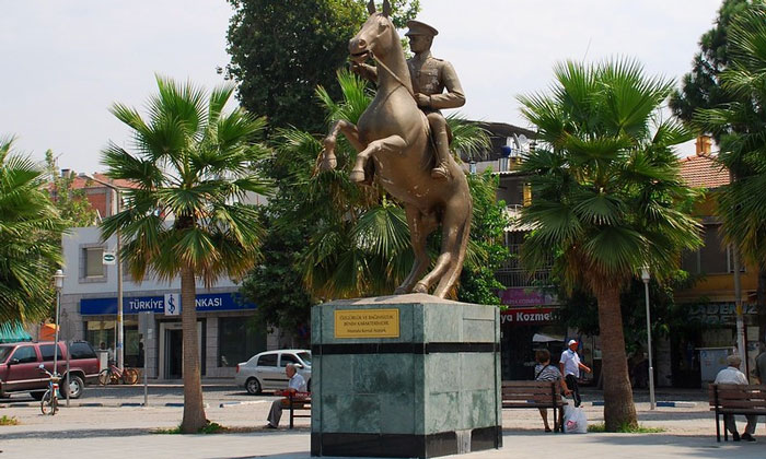 Статуя «Ататюрк на лошади» (Дикили)