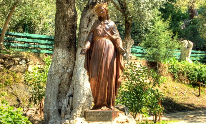 Статуя Девы Марии (Мериемана) в Турции