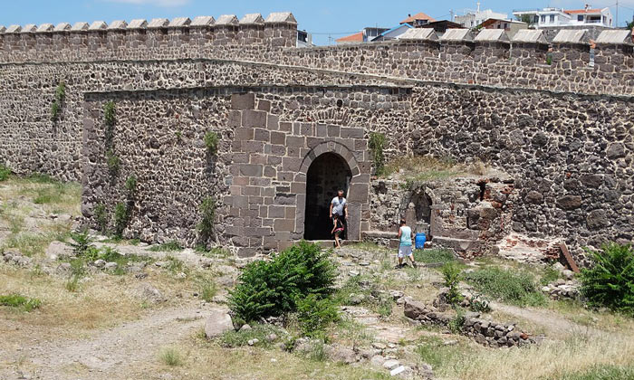 Вход в крепость Бабакале