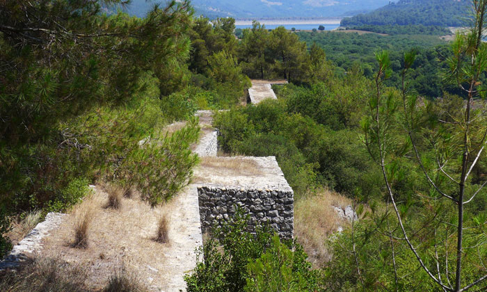 Руины крепостных стен Каратепе